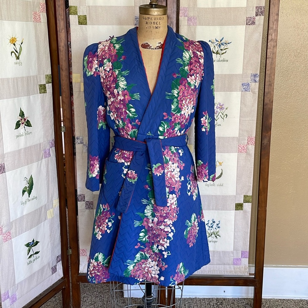 Vintage K&R Sandora ca 40's blue w lilac quilted lounging robe, red satin lining